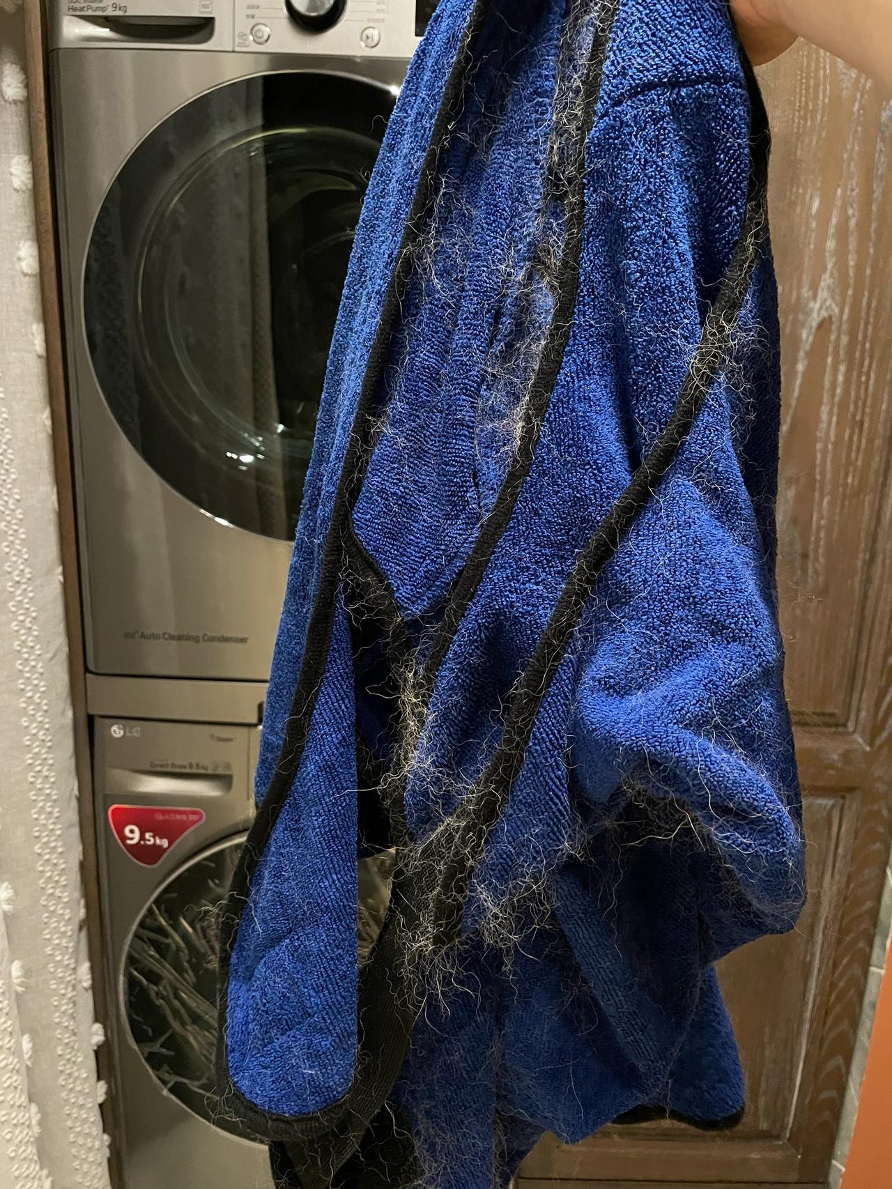 衣服洗完粘毛毛怎么去除,衣服染上脏毛怎样去除