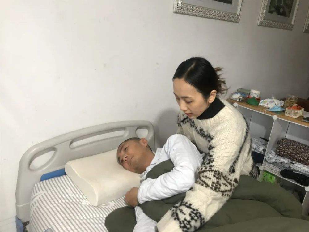 不离不弃照顾煤气中毒植物人,相恋八年男朋友变成植物人