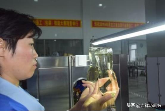 男子拿几十瓶茅台鉴定全部是假的,男子鉴定茅台几十瓶假酒