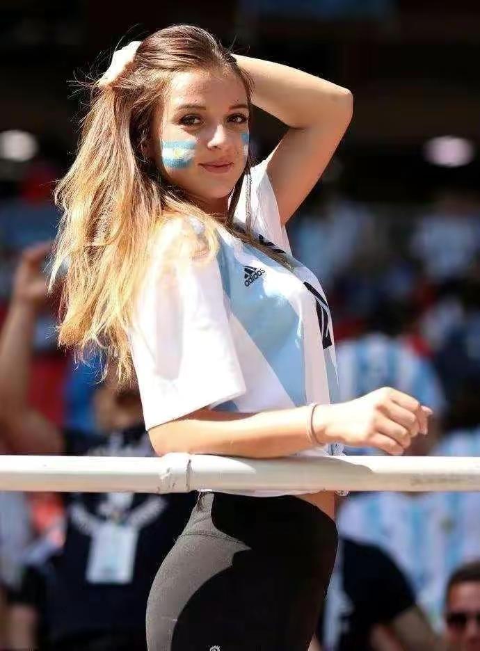 世界杯阿根廷女球迷震撼场面,世界杯观众席高颜值女球迷