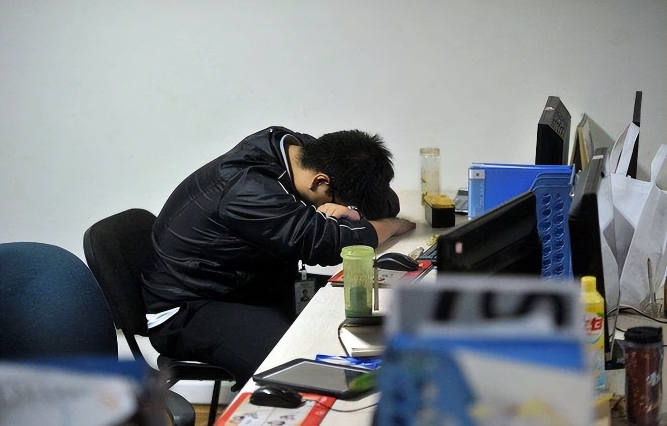 大学毕业后玩游戏的下场有多严重,名校毕业沉迷游戏不爱和家人沟通