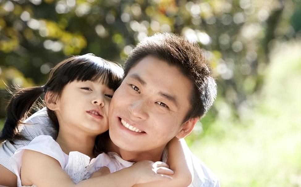 儿子帮妈妈按摩肩颈,儿子帮妈妈按摩背部