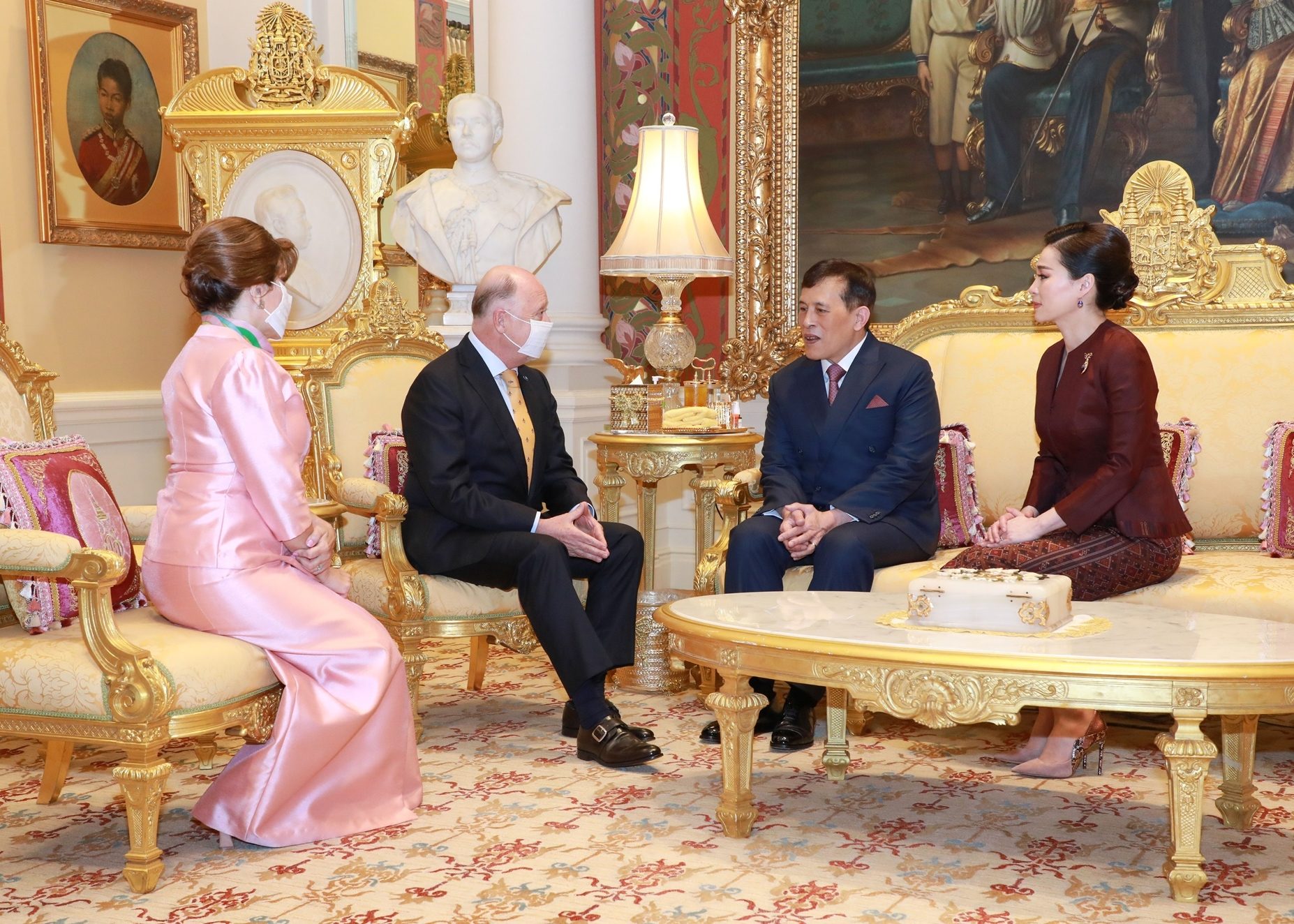 苏提达穿搭越来越新潮,苏提达穿礼服裙佩戴珠宝