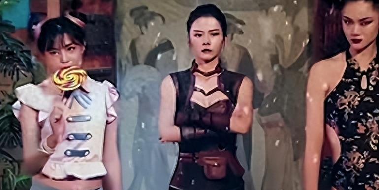 牛角胸罩，诱惑式舔刀尖，这些颠覆三观的镜头，看完让人一言难尽