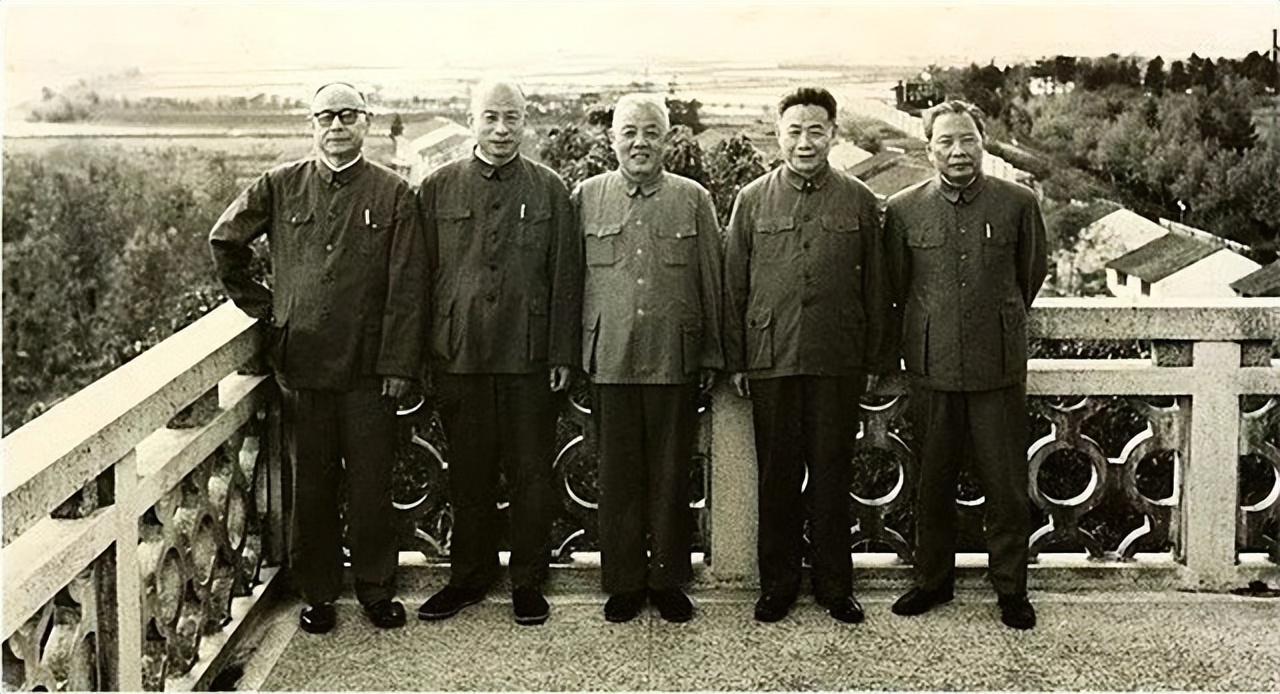 78年，他调任北京市委书记，向*国锋华**抱怨：我在天津屁股还没坐稳