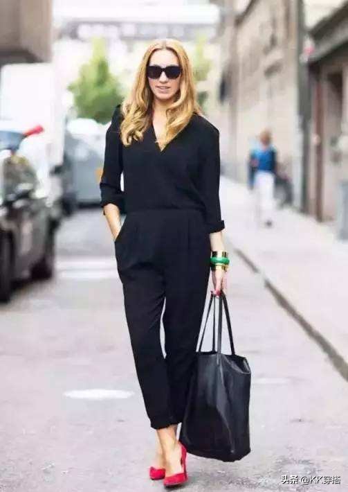 米白色裤子搭配什么颜色鞋子好看,酒红色鞋子配什么颜色的衣服好看