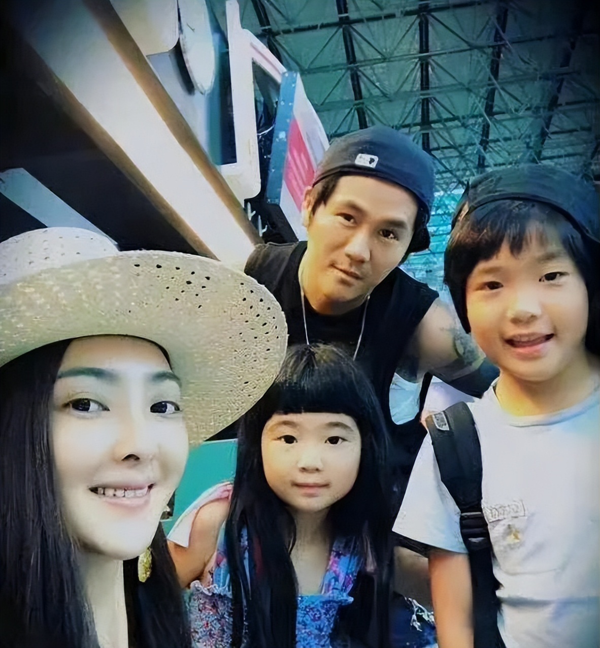 可算离了，这声恭喜美女摆脱酗酒男终于能说出口了