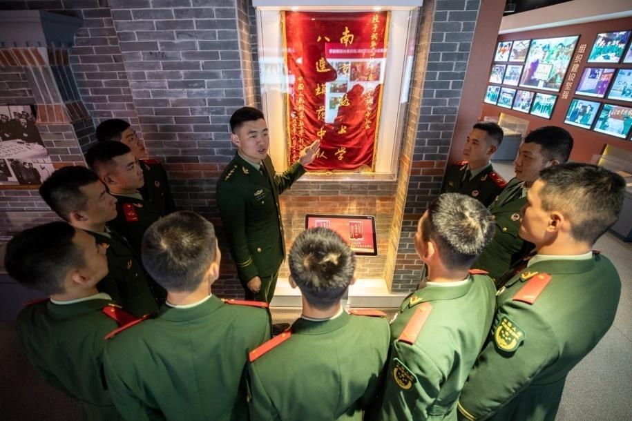 了不起的中国军人丨“90后”二十大代表杨泽楠：“兵哥说*党**史”永远在路上