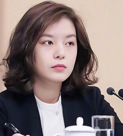 张京：中国最美外交官，16分钟临场速译震惊全场，让美国颜面扫地