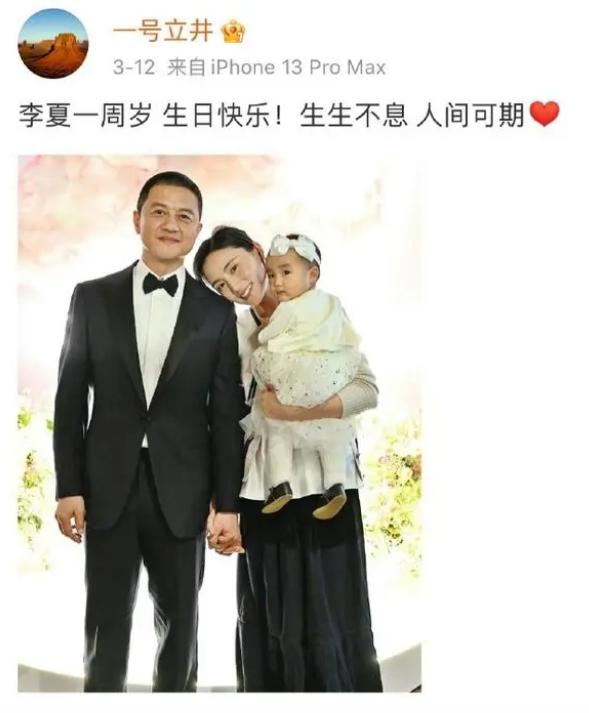 王菲与李嫣秀恩爱,谢霆锋王菲年轻时候机场带窦靖童