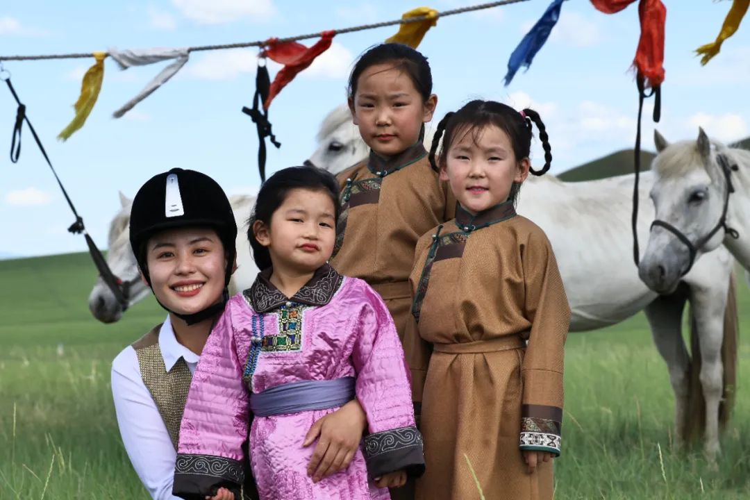 毕业返乡后,这个内蒙姑娘把草原生活拍成了一部千集连续剧