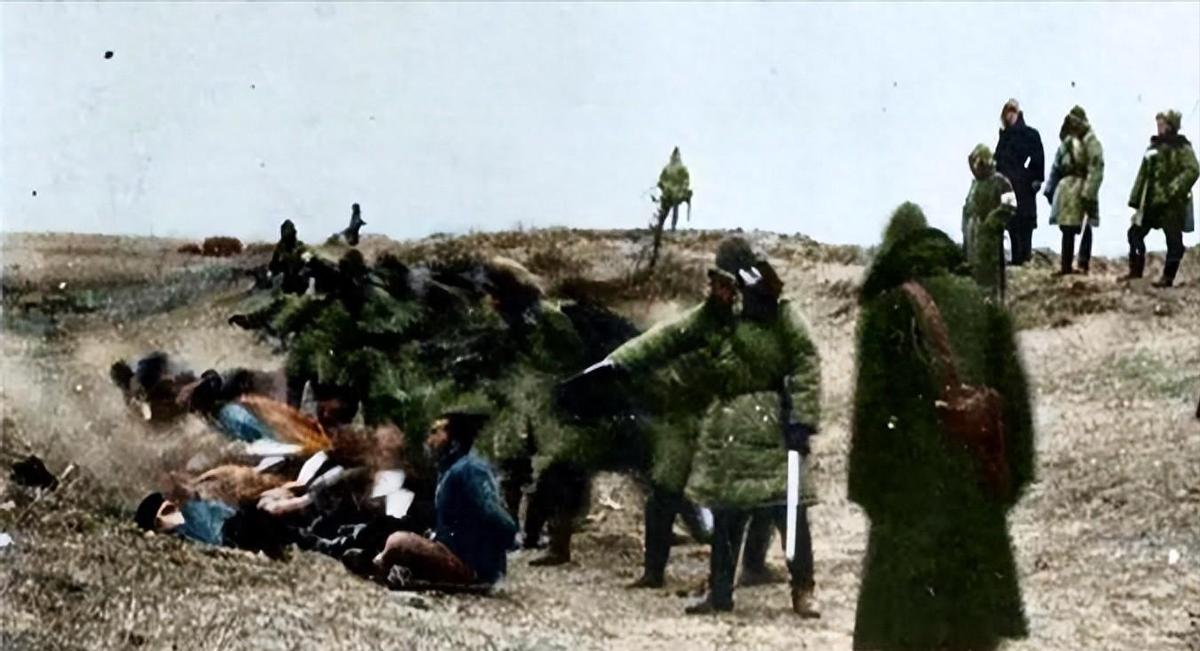 珍贵照片，日军*杀屠**老百姓强奸妇女，用刀剖开肚子，看看多残忍