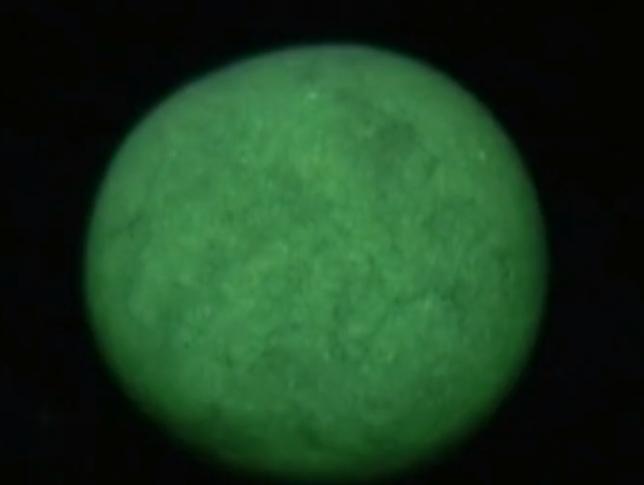 小伙雪夜救人获赠一颗“小泥丸”，遗忘杂物间，38年后被估值两亿