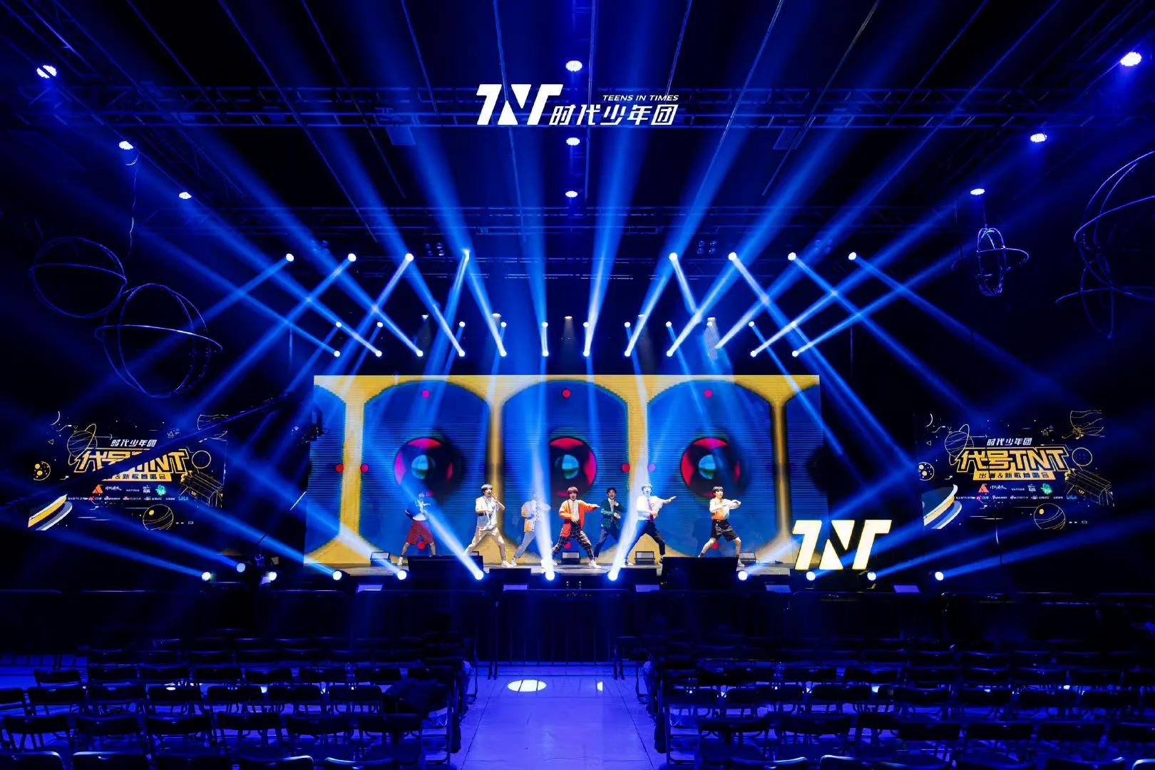 郭敬明和时代少年团合照,时代少年团全员可爱照片合照