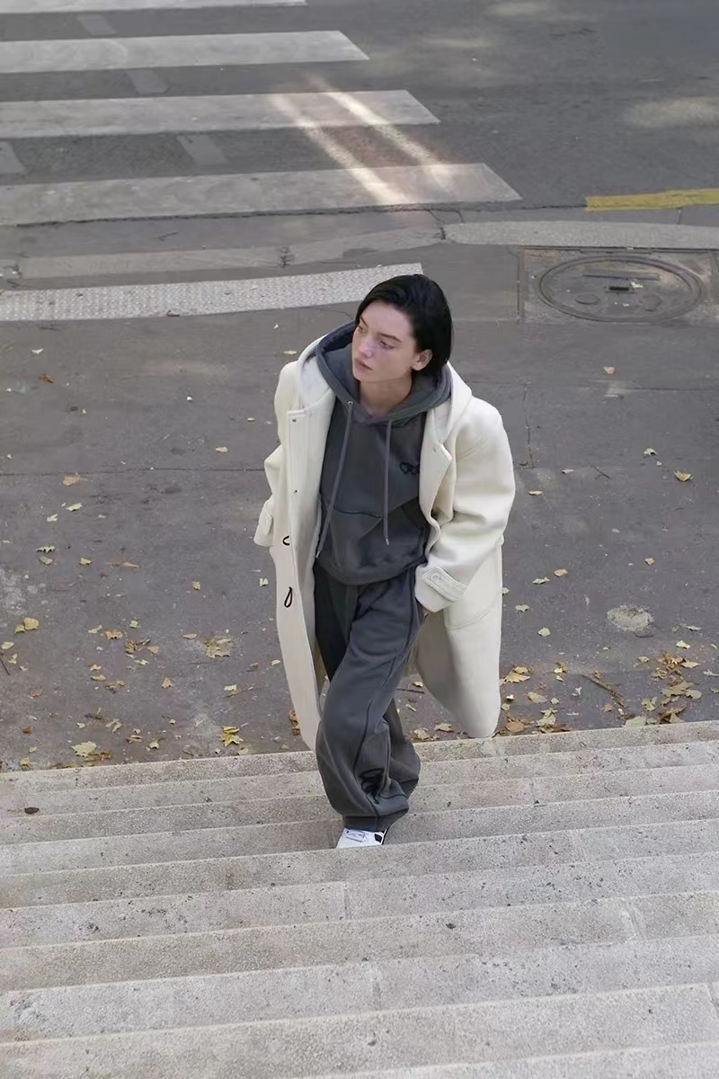 棕驼色大衣高级感穿搭,米驼棕大衣配什么颜色的内搭衬衫