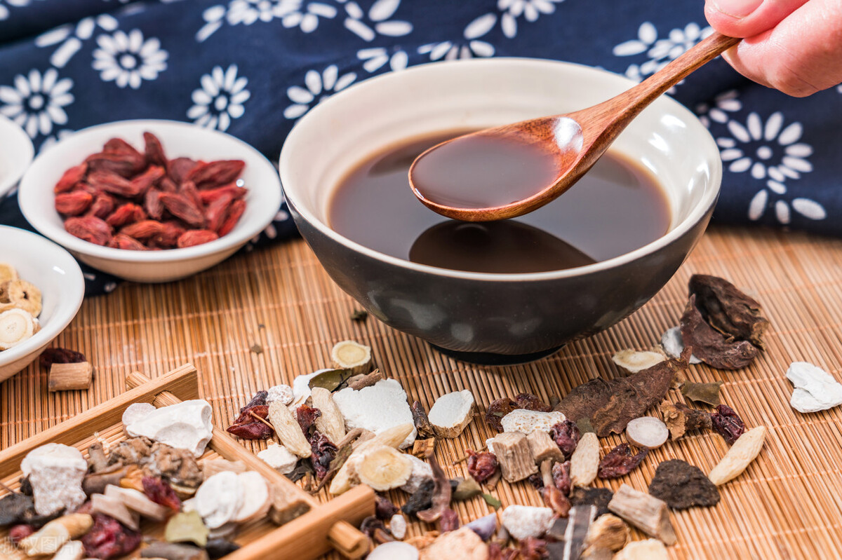 8岁男孩抽动症摇头甩头怎么处理,小孩眨眼摇头耸肩是抽动症吗