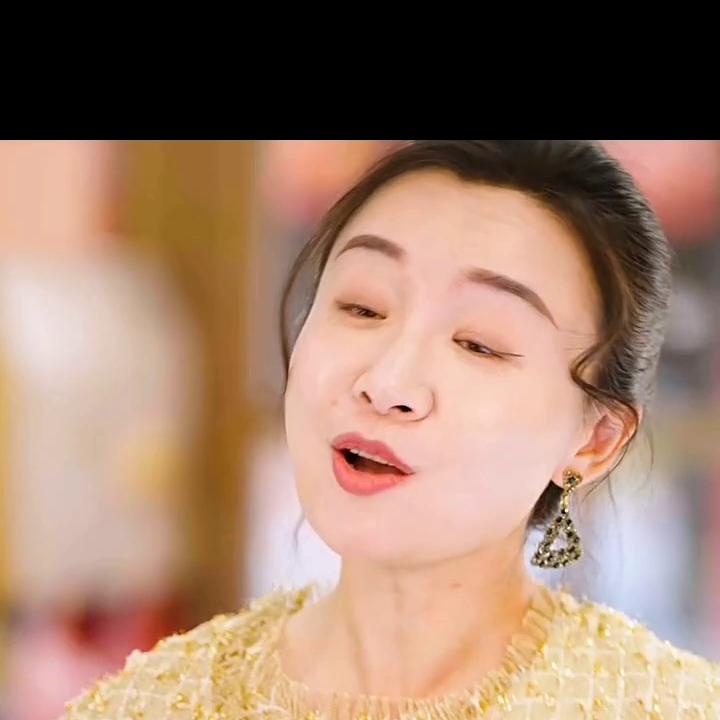 退伍军人回家被女友看不起,退伍老兵带老婆买首饰被看不起