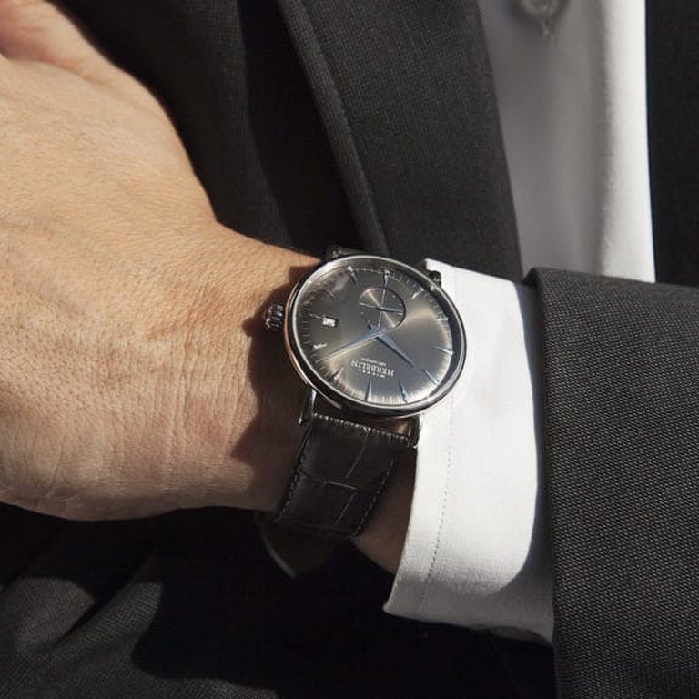 手表保卡可以免费维修吗,手表有保修卡拿到专柜可以修吗