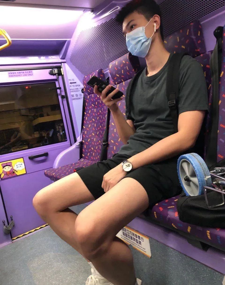 网友在路上拍到高中生,网友拍下地铁上一幕