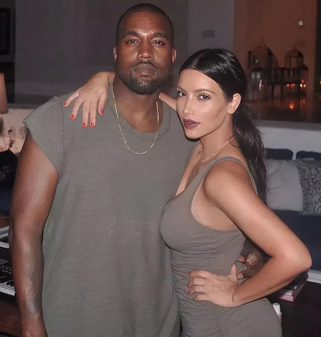 卡戴珊现身迈阿密,卡戴珊游泳池穿个性衣服