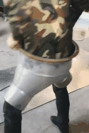 今日动图：前不久交了一位女朋友，昨天晚上约会时忍不住吻了她