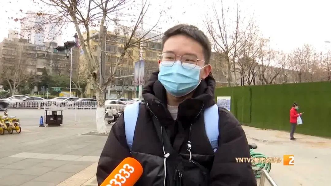 仓鼠坐地铁被发现,突然碰到仓鼠仓鼠被吓了一跳