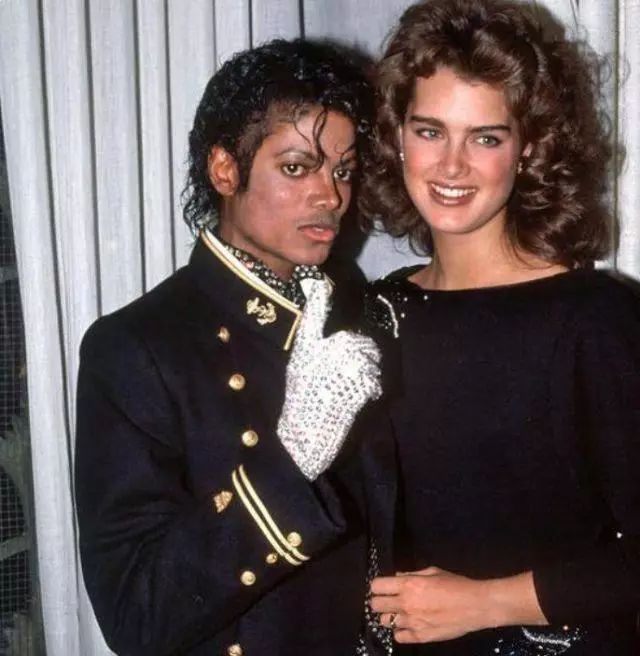 “猫王”独生女：败光上亿家产，四婚四离，晚年落魄儿子自杀