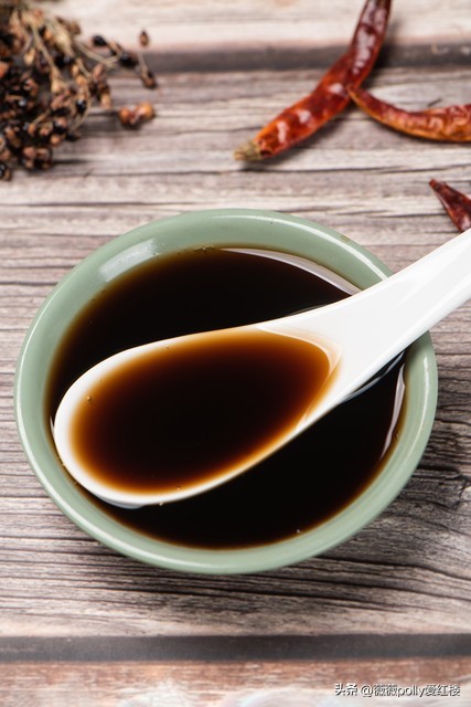 试猜薛宝琴精巧的元宵灯谜，谜底终不过是柴米油盐，内涵全是悲剧