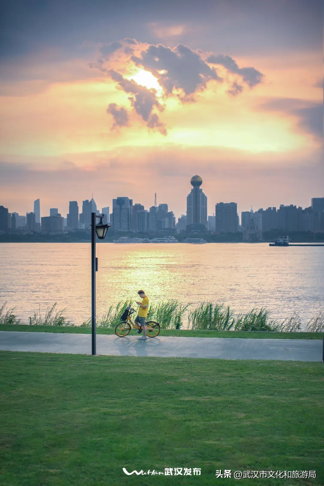 汉口江滩上新太阳能座椅,最近的江滩