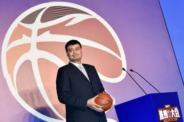 姚明连任中国篮协主席，球迷对姚明的语多放肆就是纯粹的年少无知