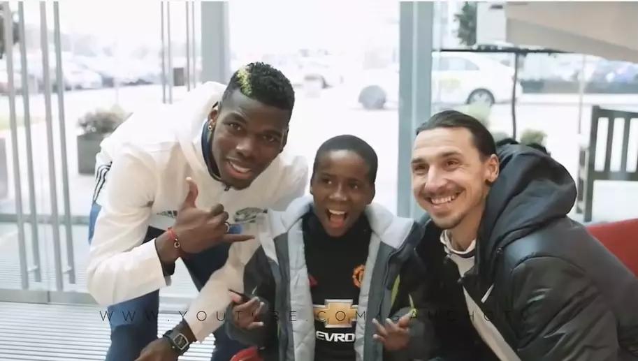 小球迷见到偶像感动瞬间梅西,阿富汗梅西小球迷被迫离开家乡