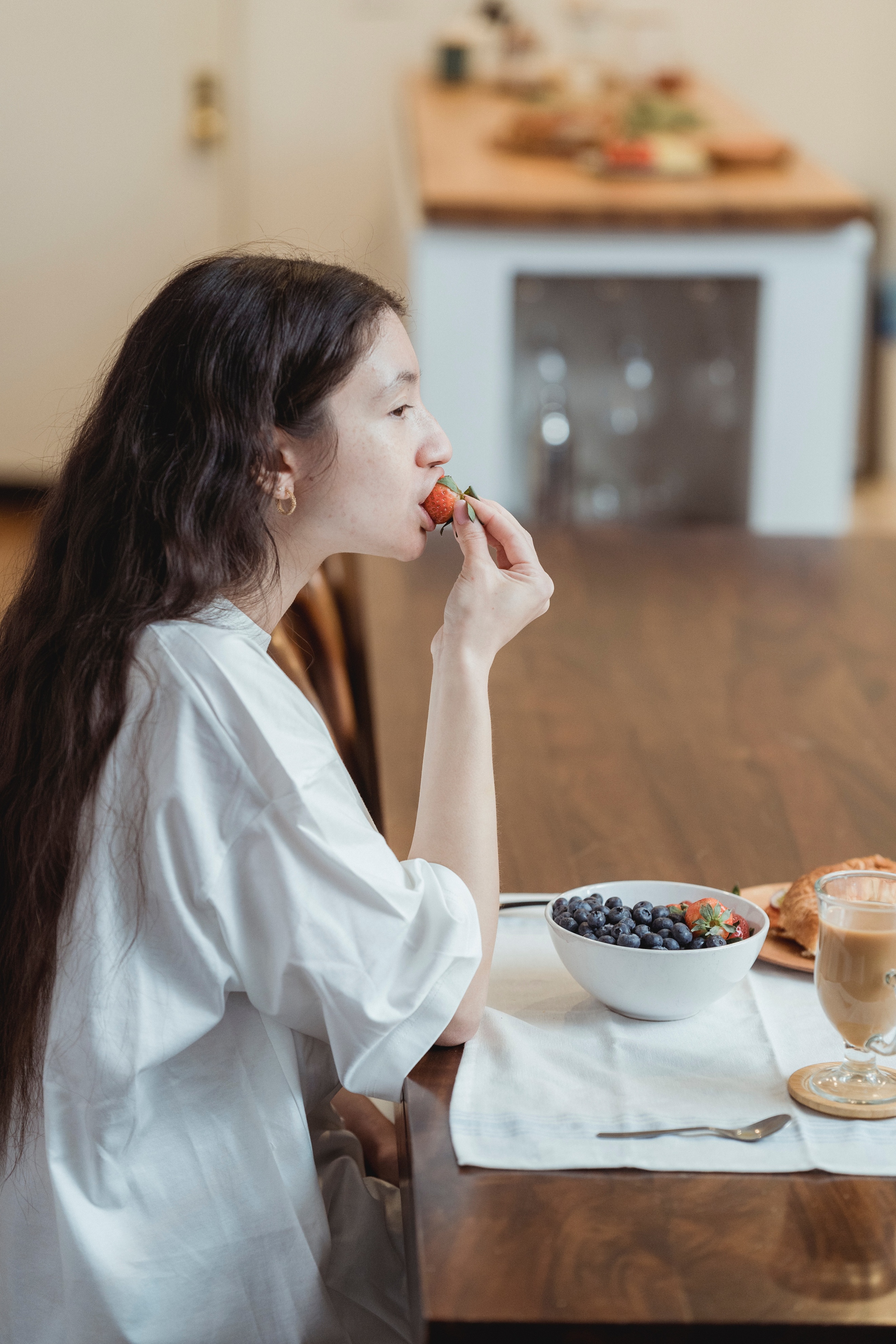 老婆怀孕了，特别想吃草莓，40元一斤，收入一般，应该买给她吗？