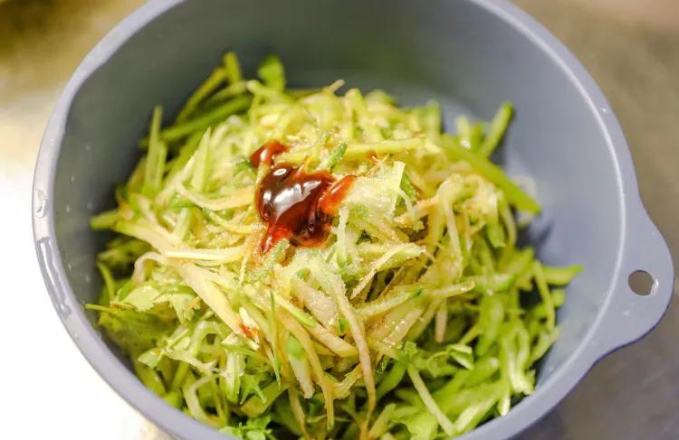 夏天大家喜欢吃的凉拌菜快来看看,家常菜适合夏天做的一道凉拌菜