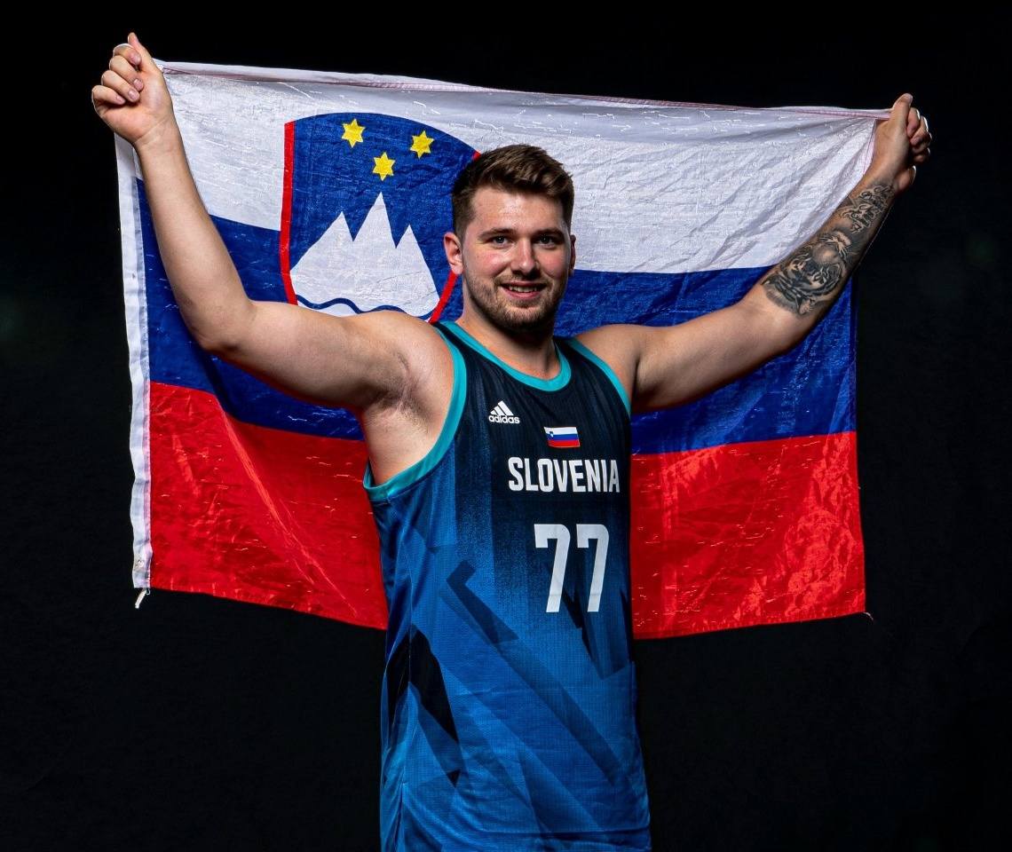 东契奇二代和锡安二代哪个好,东契奇两个版本球鞋