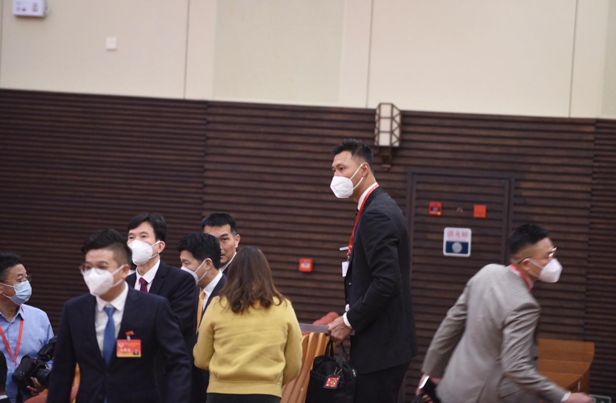 易建联生了多少个孩子,易建联娶了多少老婆