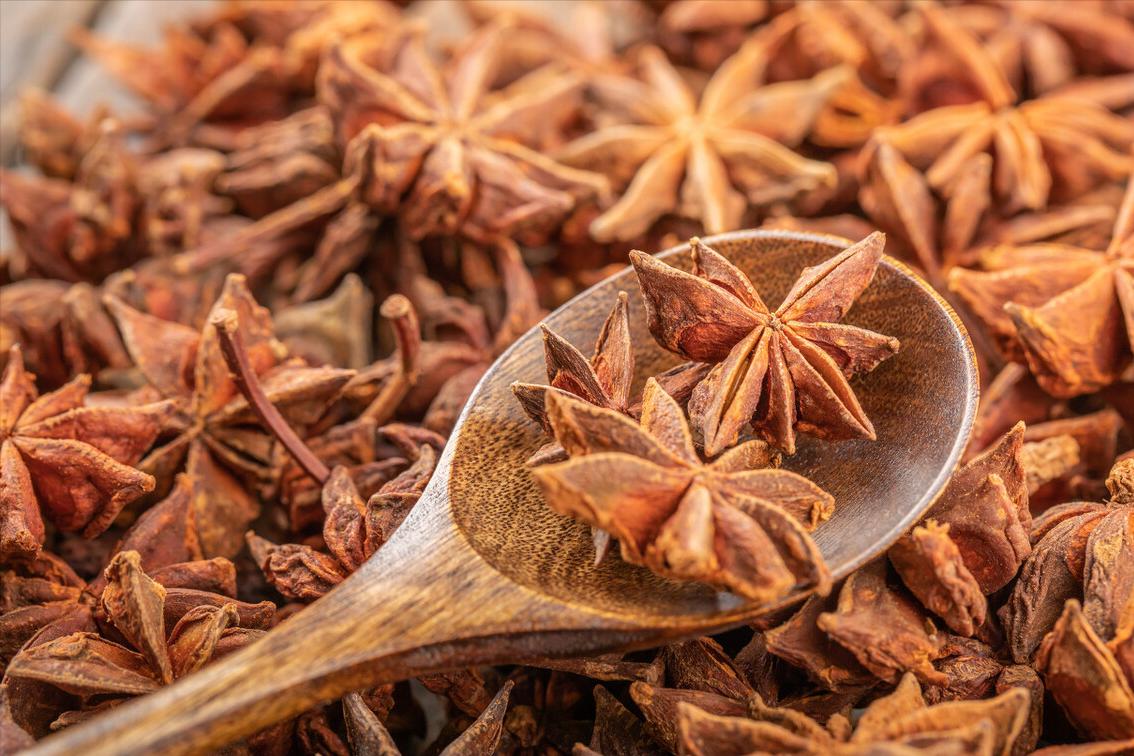 去腥除臭的八角,买时注意分清“直角”和“钩角”,买错炖肉不香