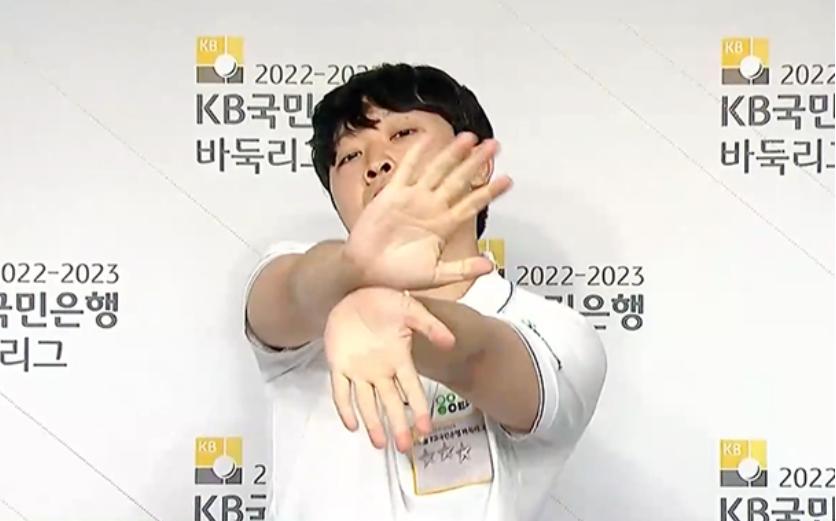 韩国联赛上演棋手喜剧人有人新婚秀恩爱有人合十为谁哀