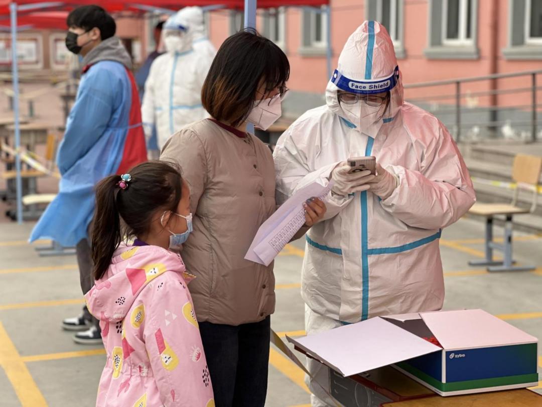 高效有序街道开展全员核酸检测,井然有序的核酸检测现场