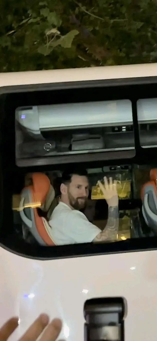 2023年梅西来北京球迷疯狂时刻,梅西来中国比赛粉丝冲进球场