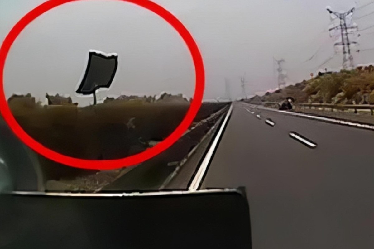 客车司机被铁片击中,公交车司机被铁片击中坚持几秒