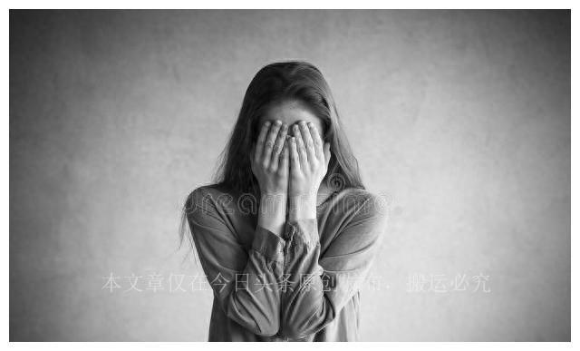 我和朋友吃饭，女服务员打翻一盆菜，我发现，女服务员状态不对