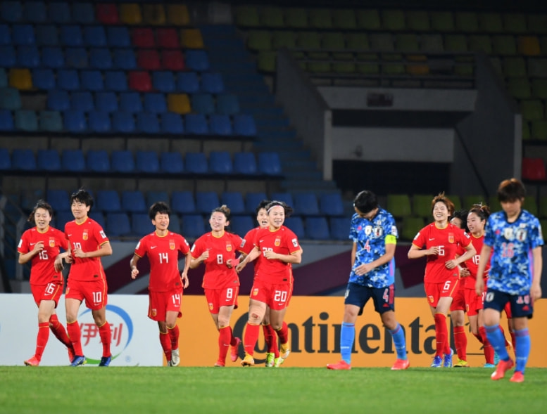 王霜领衔女足为男足加油,王霜赛后谈女足哽咽自责