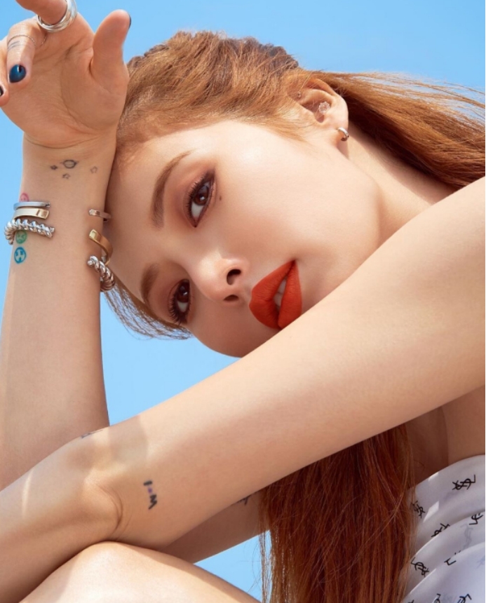 韩国女明星露肩上衣 (韩国女星露肩上衣)