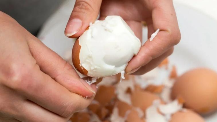 水煮蛋难扒皮？这招千万要学会了