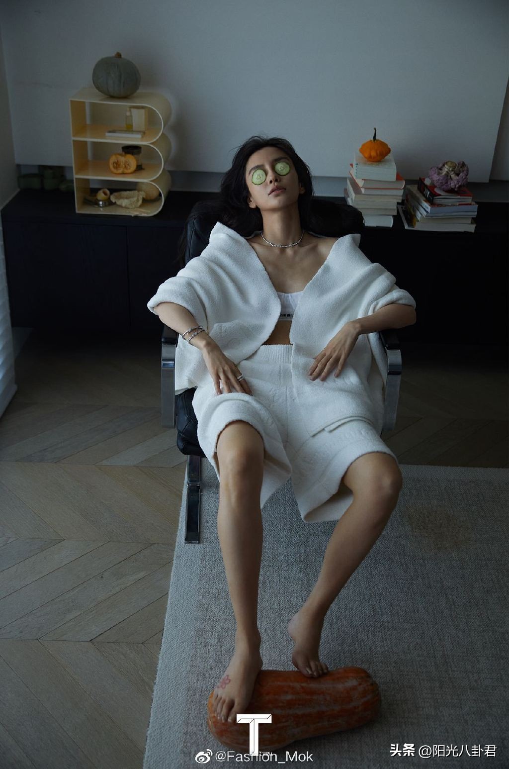 杨颖早期魅惑烟熏妆曝光,杨颖脚趾甲被吐槽不美观