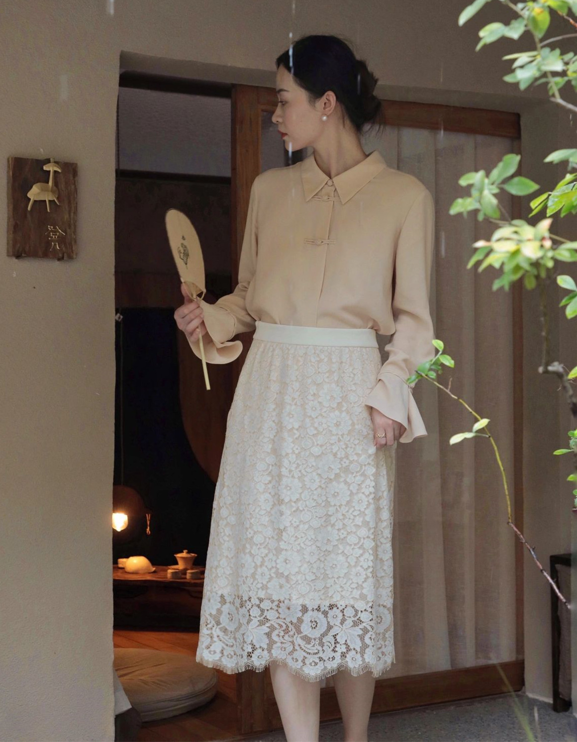 女士衬衣太大了要怎么穿才好看,中年女性衬衣怎么穿