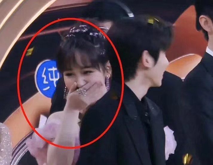 彩带落在杨紫身上肖战反应,彩带掉在女明星礼服上