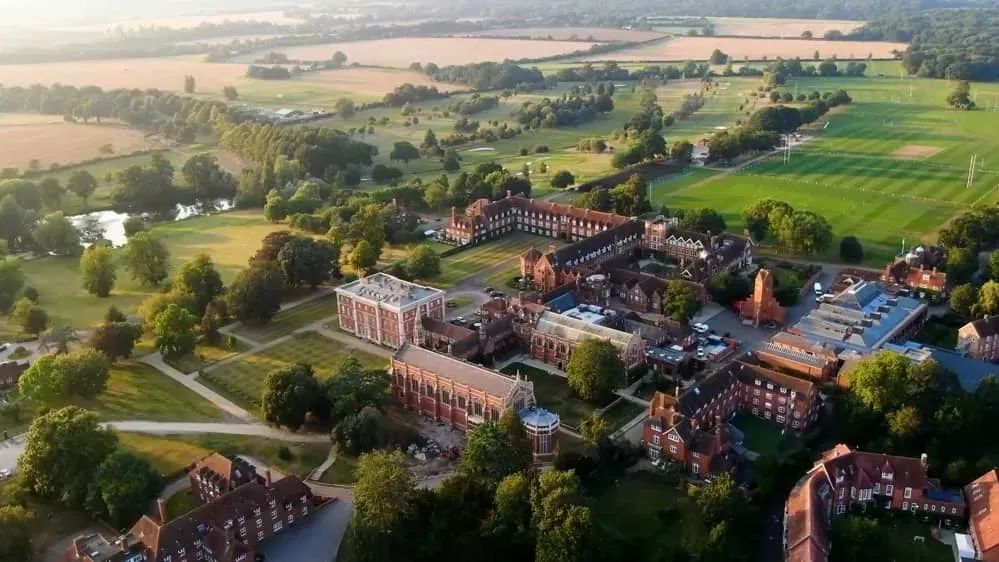 和伊顿公学齐名的学校,和哈罗并列的学校