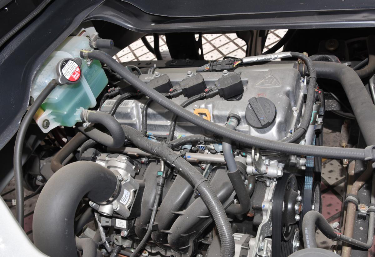 都是国产大牌出品，定位一致，五菱龙卡和跨越者D5怎么选？