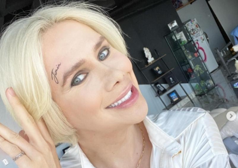 白人网红沉迷韩国流行文化，疯狂整容还做丁丁缩小术？